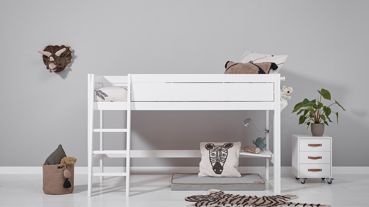 Halbhohes Bett (schräge Leiter), whitewash, Rollrost